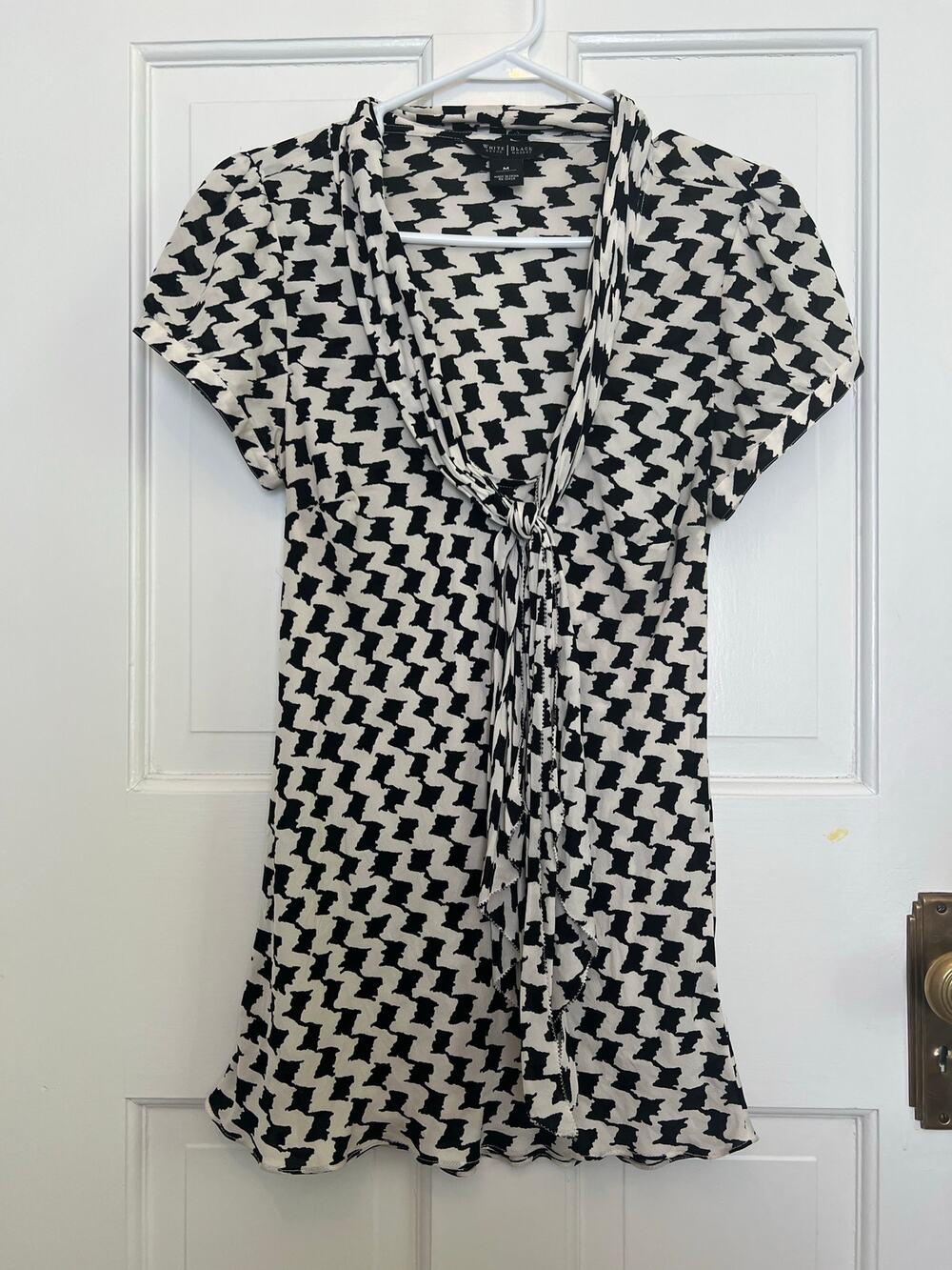 White House Black Market 100% Silk Blouse Top Black White Geometric Women's M